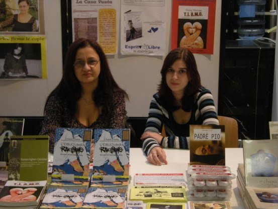 Da sinistra verso destra: Flavia Vizzari e Chiara Vitetta allo stand Edizioni del Poggio