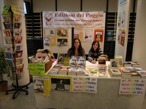 Da sinistra verso destra: Flavia Vizzari e Chiara Vitetta allo stand Edizioni del Poggio