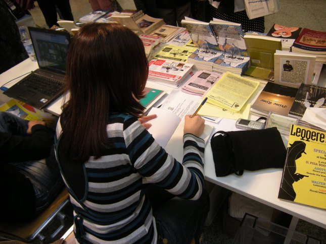 Chiara Vitetta firma uno dei suoi libri